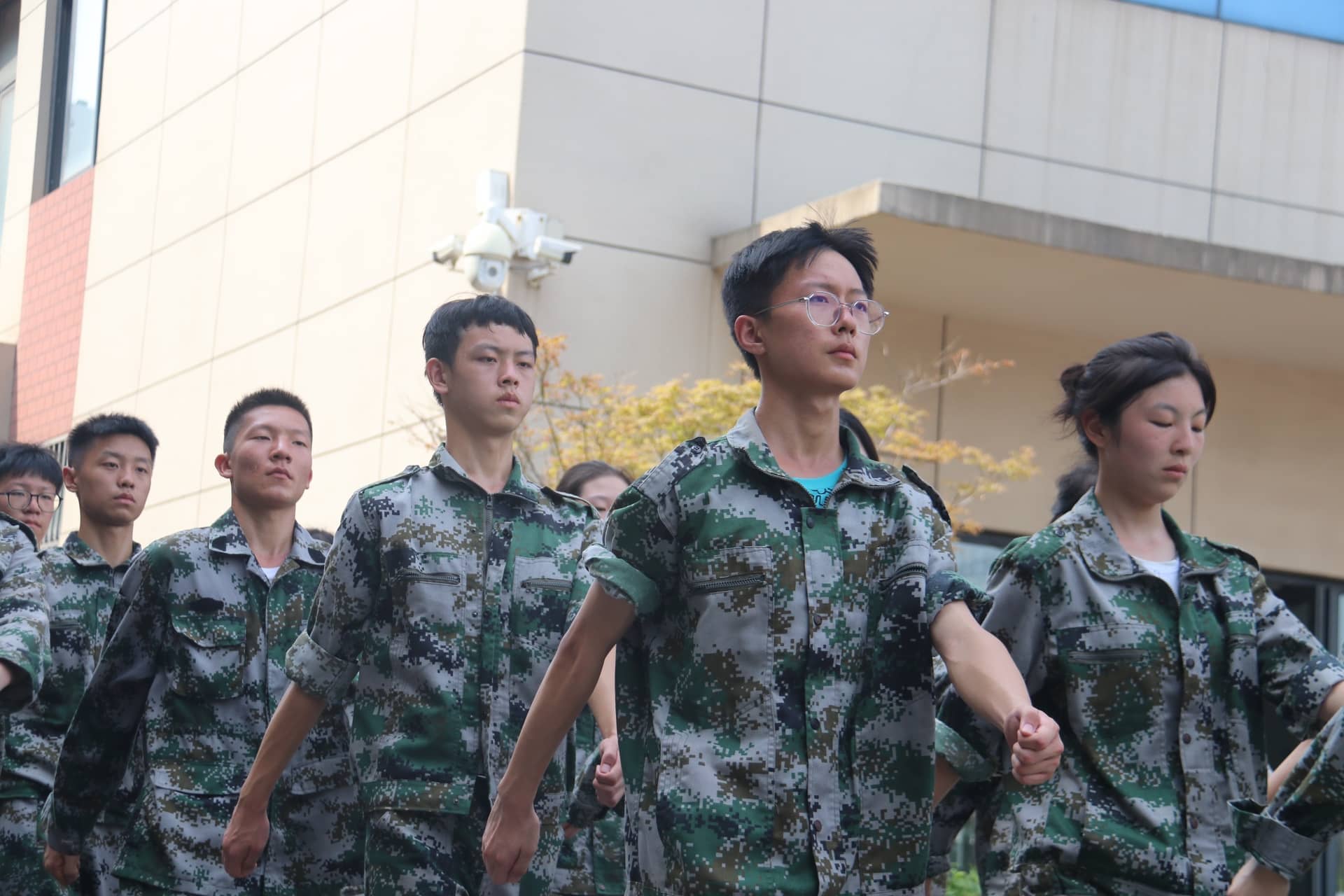 骄阳磨斗志 军训正当时