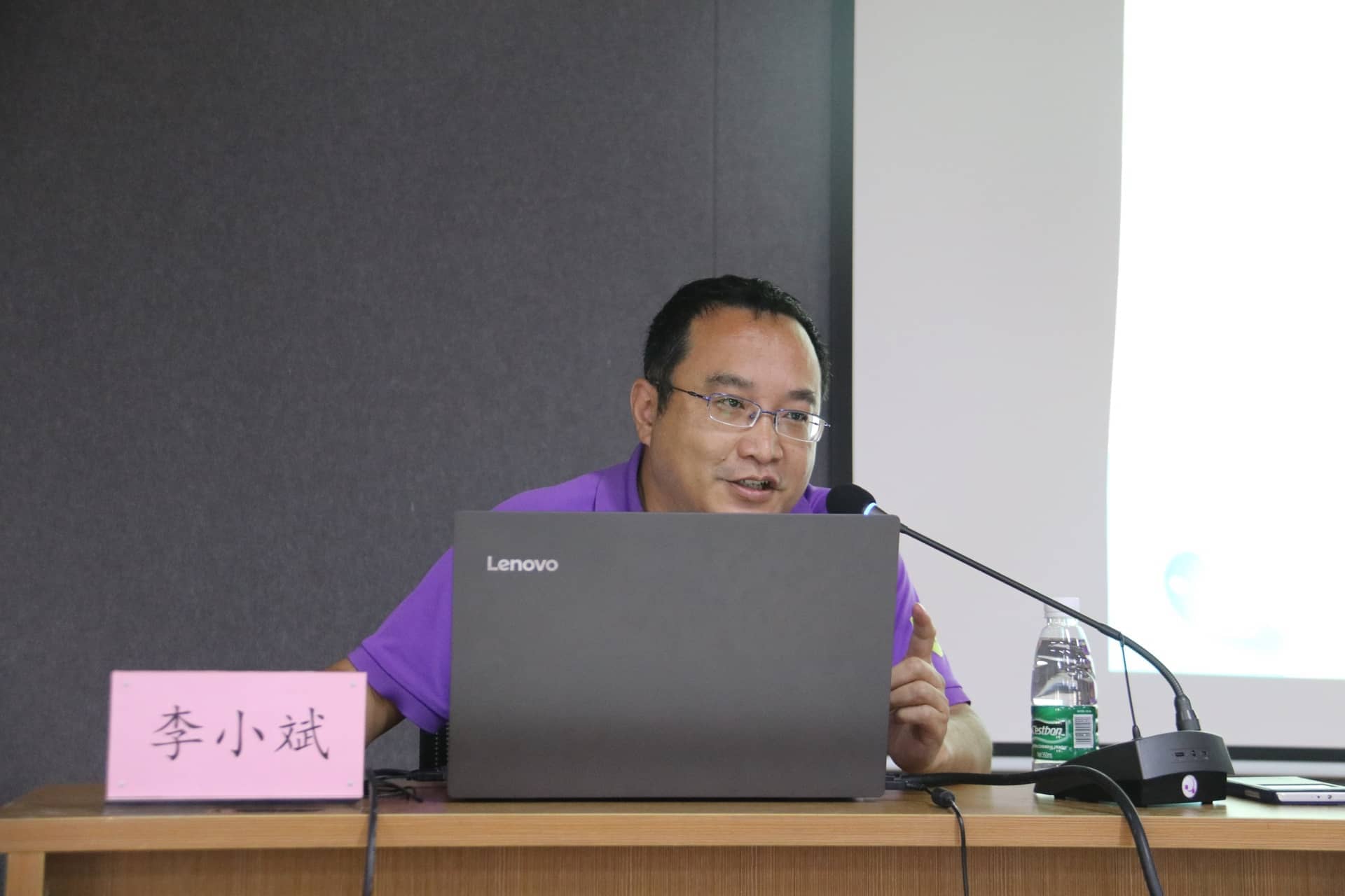 再生的雄鹰 ——李小斌老师赴新奇中学开展学术报告